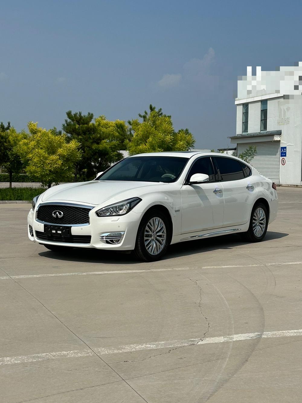 Infiniti Q70 2015 — фото автомобиля 1