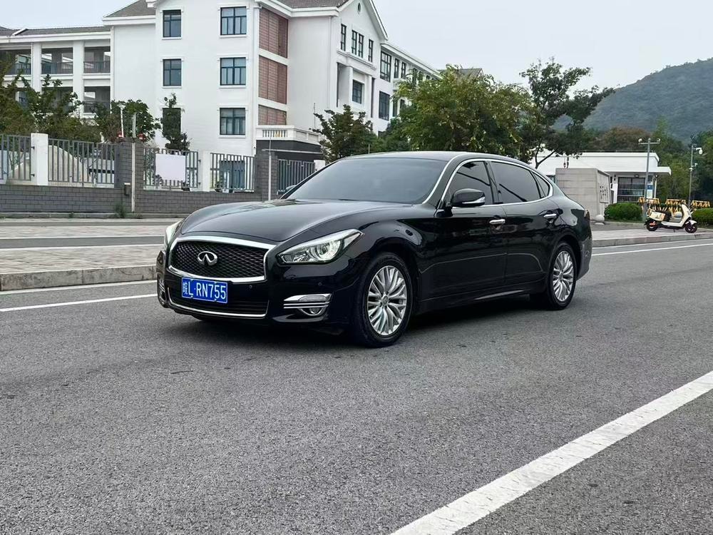 Infiniti Q70 2017 — фото автомобиля 1