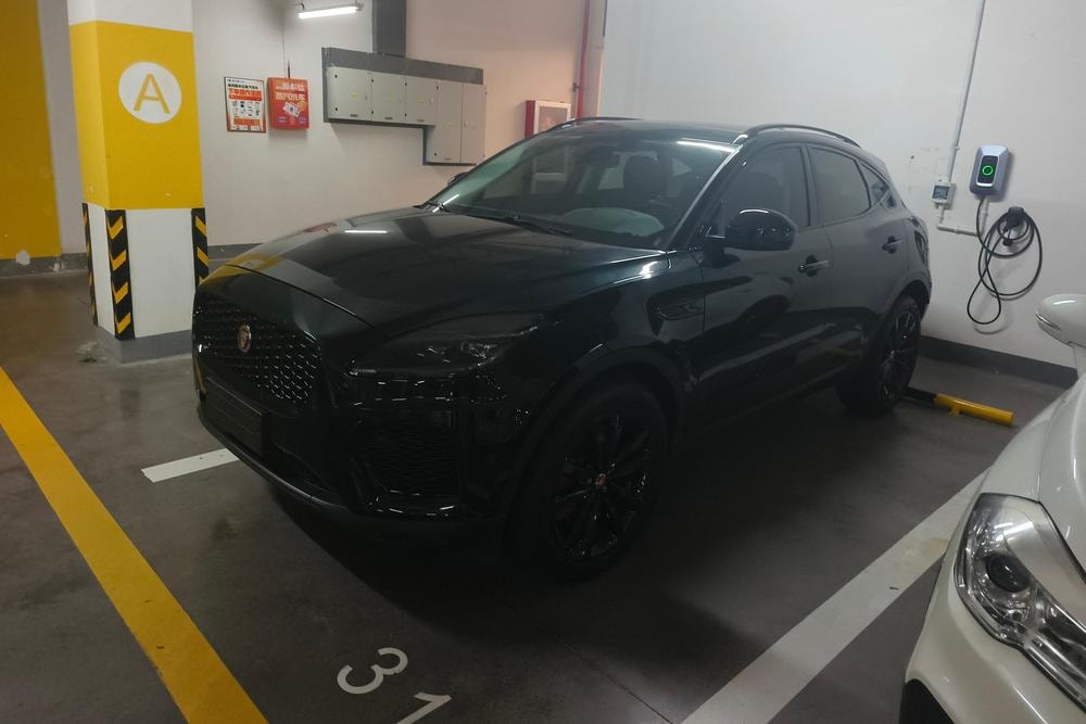 Jaguar E-PACE 2024 — фото автомобиля
