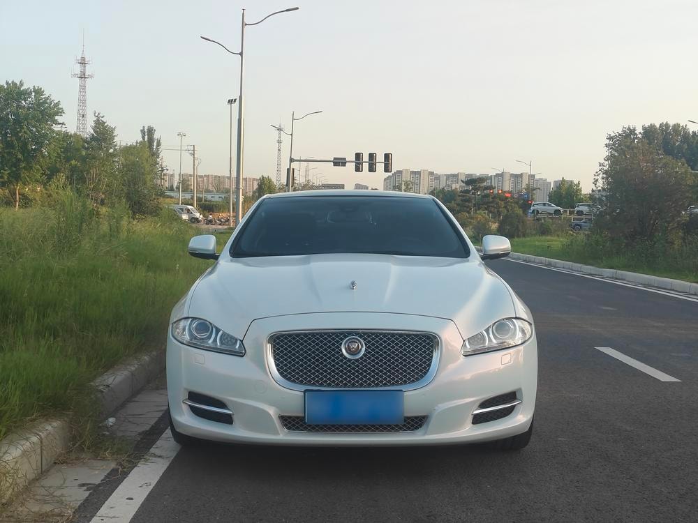 Jaguar XJ 2015 — фото автомобиля 1