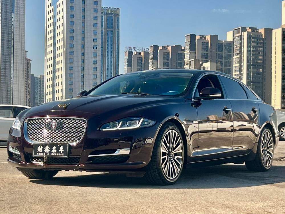 Jaguar XJ 2018 — фото автомобиля 1