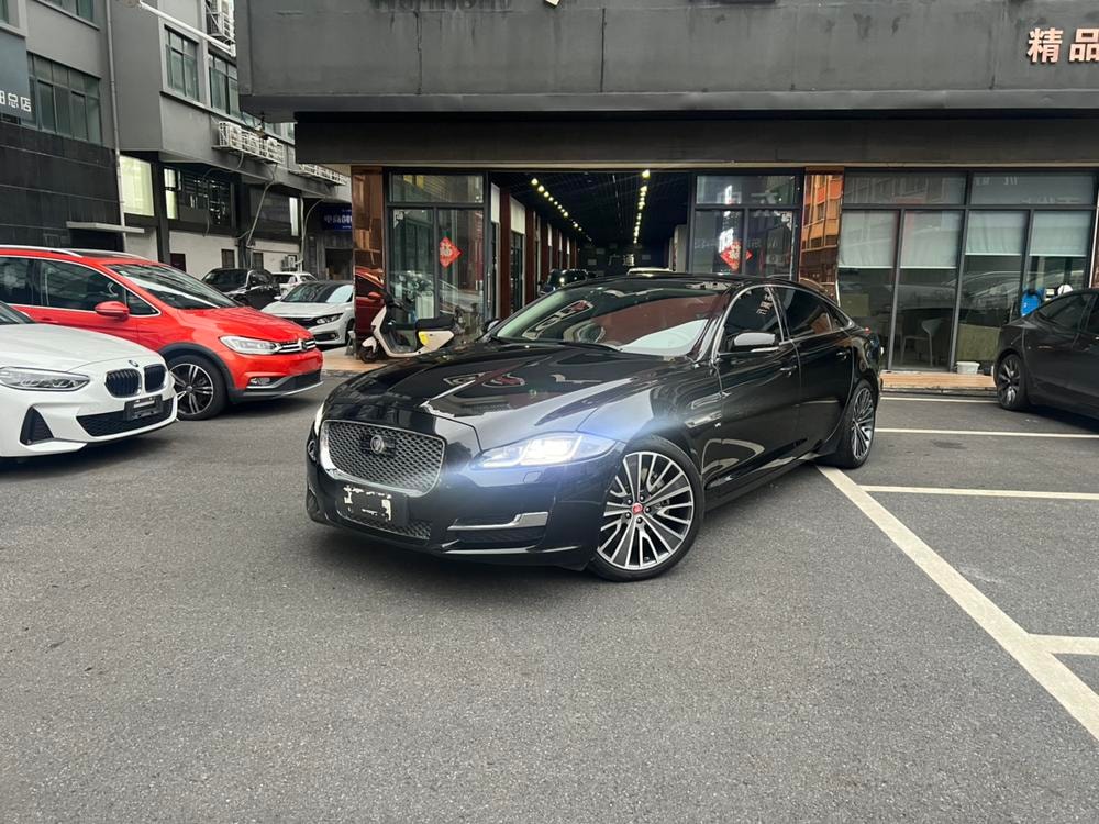 Jaguar XJ 2018 — фото автомобиля 1