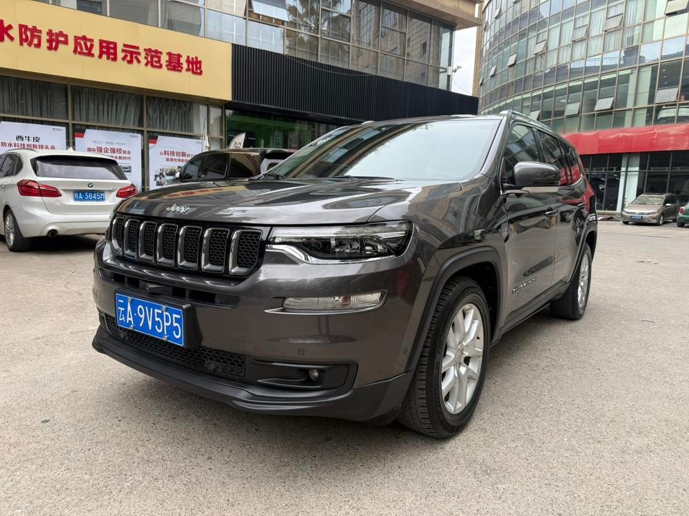 Jeep Commander 2018 — фото автомобиля 1