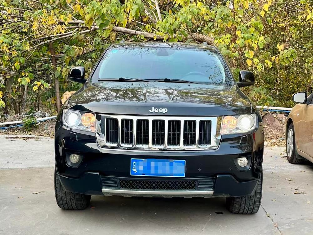 Jeep Grand Cherokee (Import) 2012 — фото автомобиля