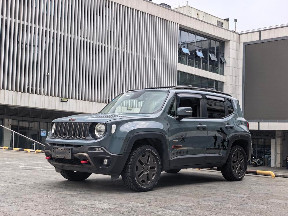 Jeep Renegade 2016 — фото автомобиля 1