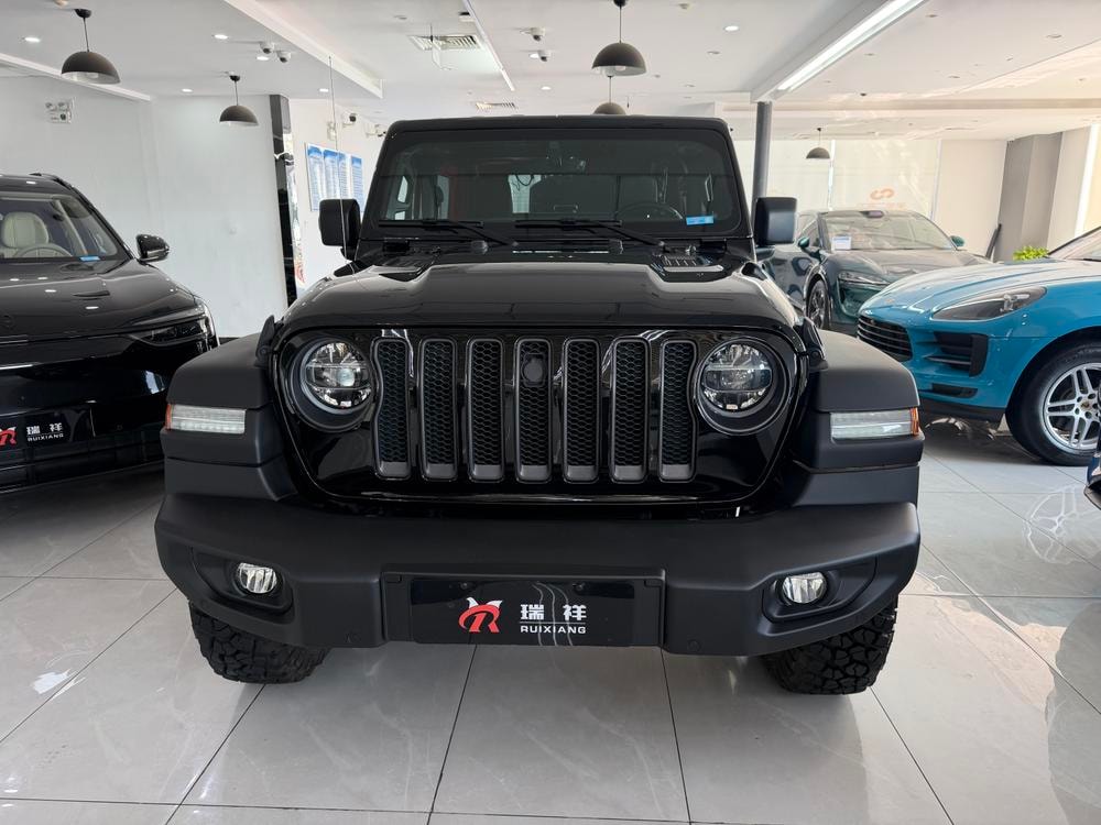 Jeep Wrangler 2021 — фото автомобиля 1
