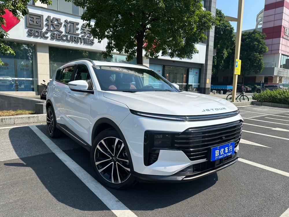 Jetour X70 PLUS 2025 — фото автомобиля 1