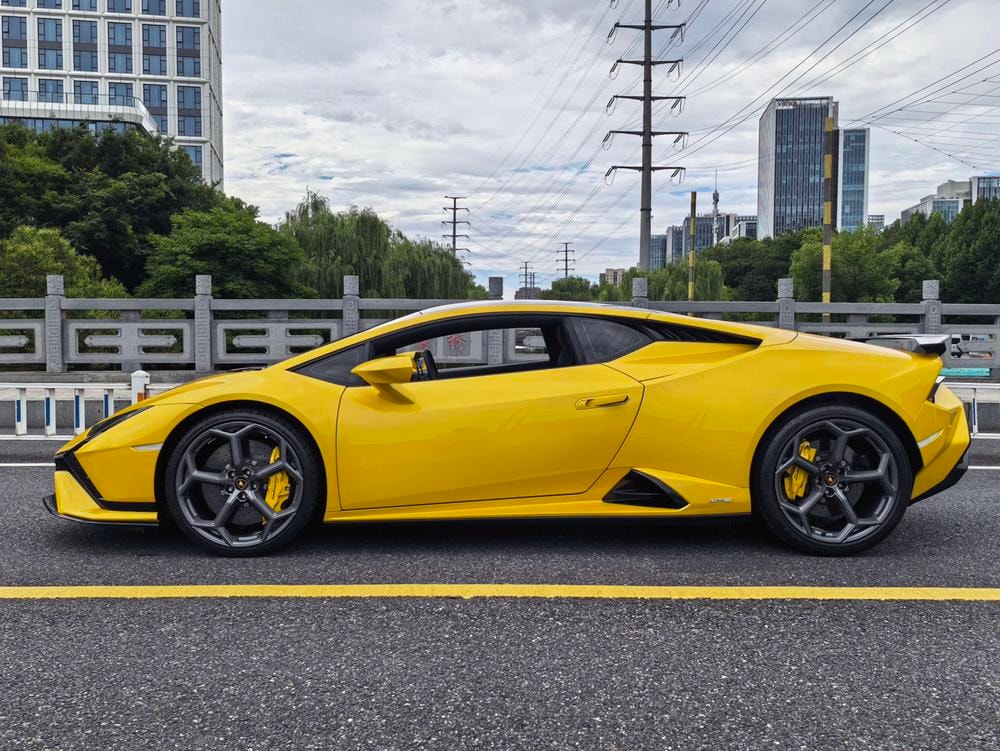 Lamborghini Huracán 2023 — фото автомобиля