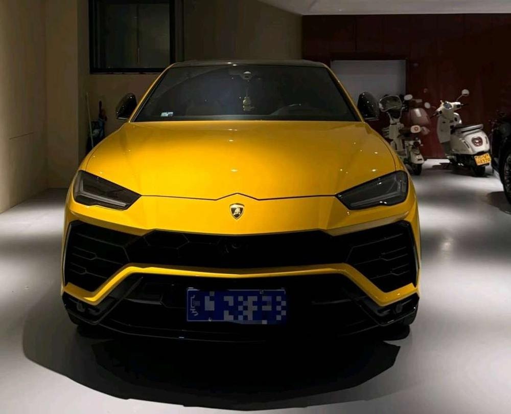 Lamborghini Urus 2021 — фото автомобиля