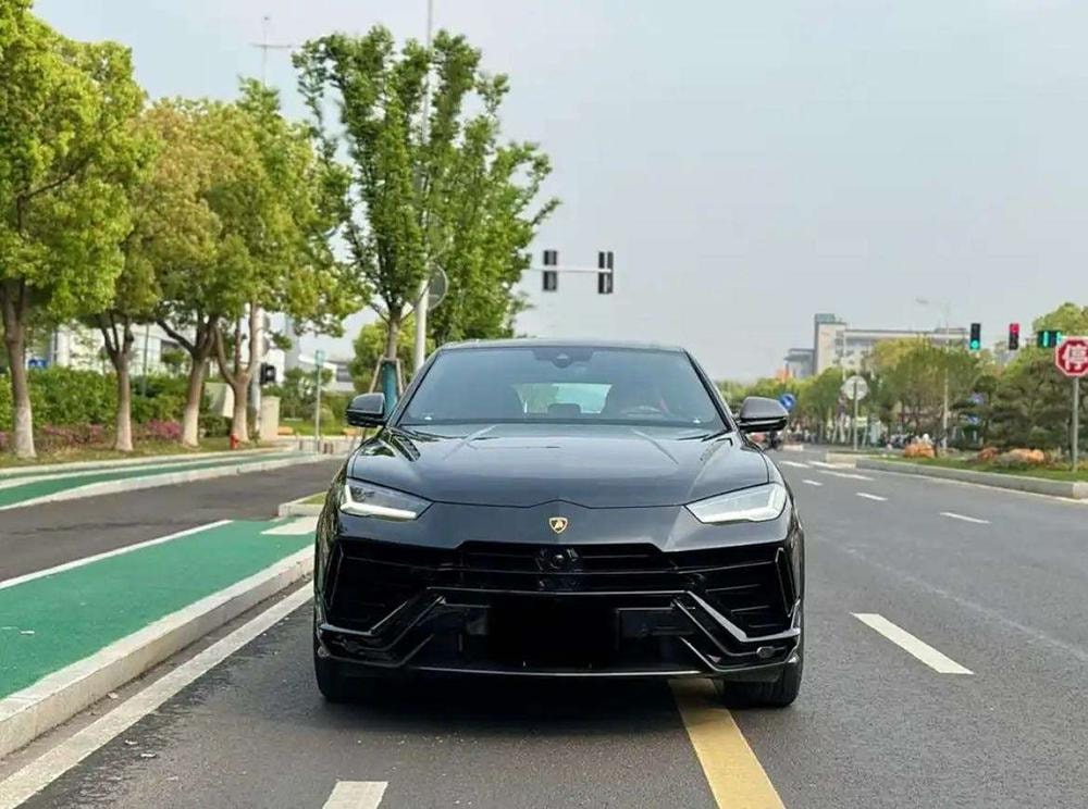 Lamborghini Urus 2022 — фото автомобиля