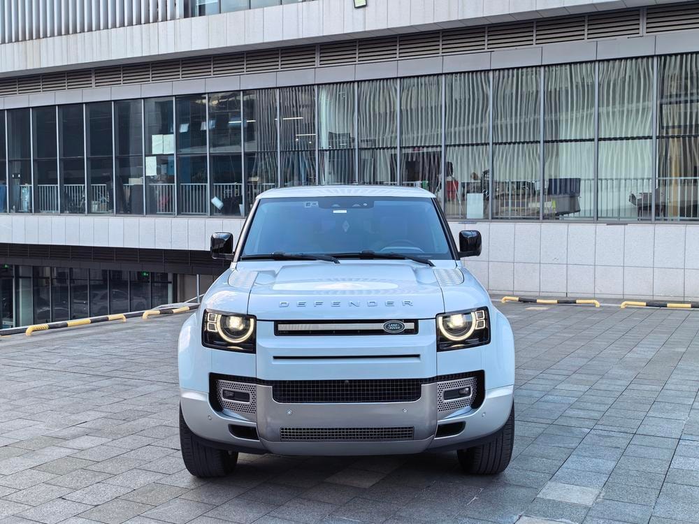 Land Rover Defender 2022 — фото автомобиля