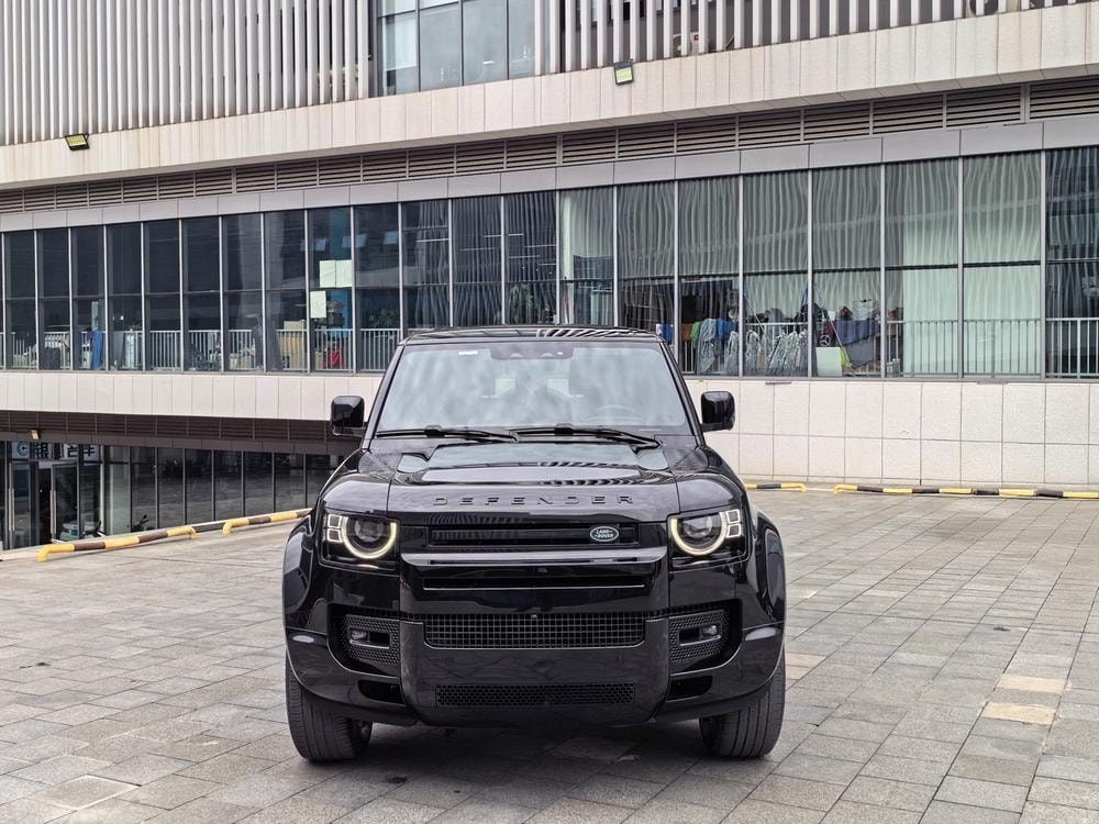 Land Rover Defender 2023 — фото автомобиля