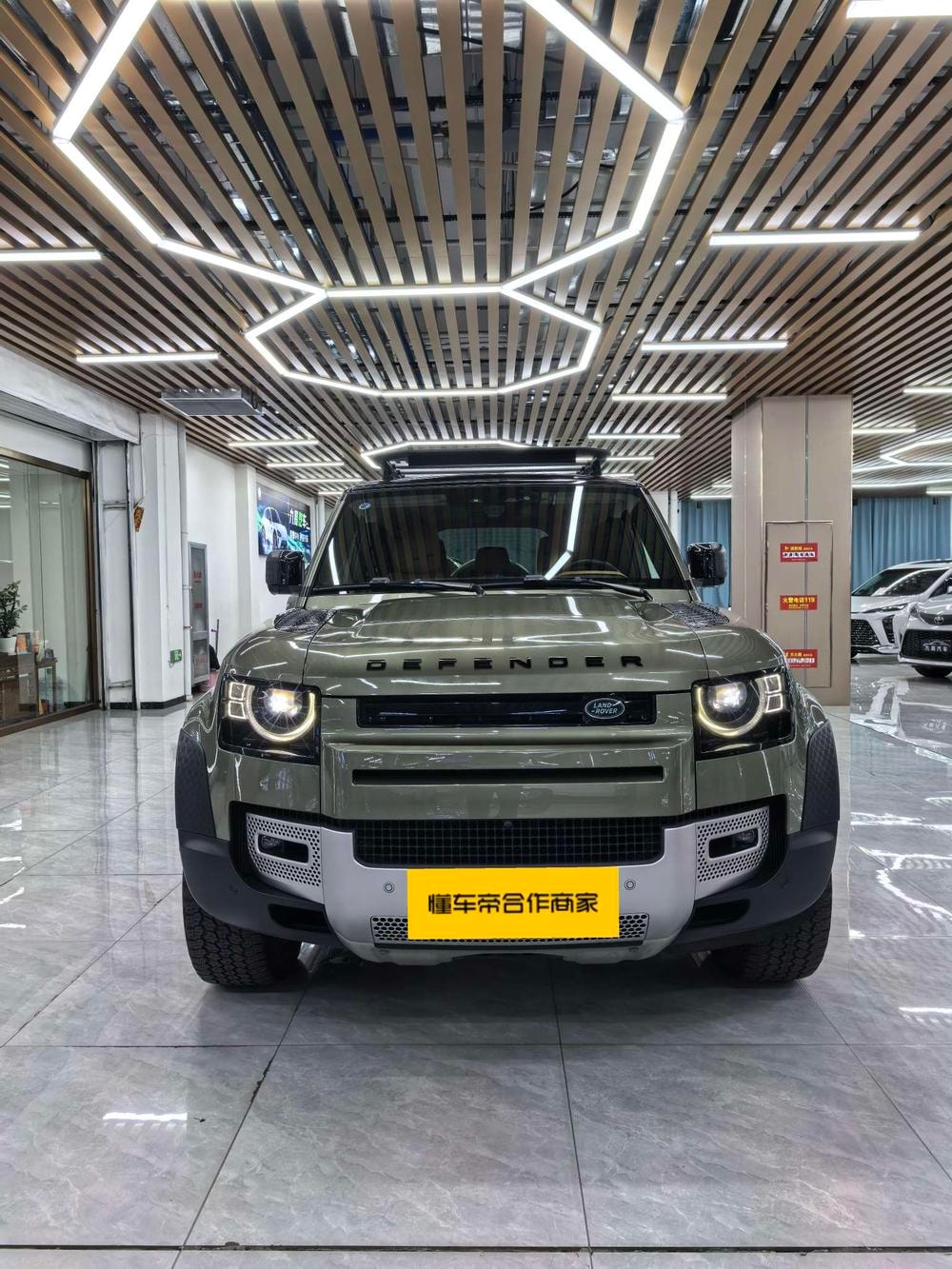 Land Rover Defender 2024 — фото автомобиля