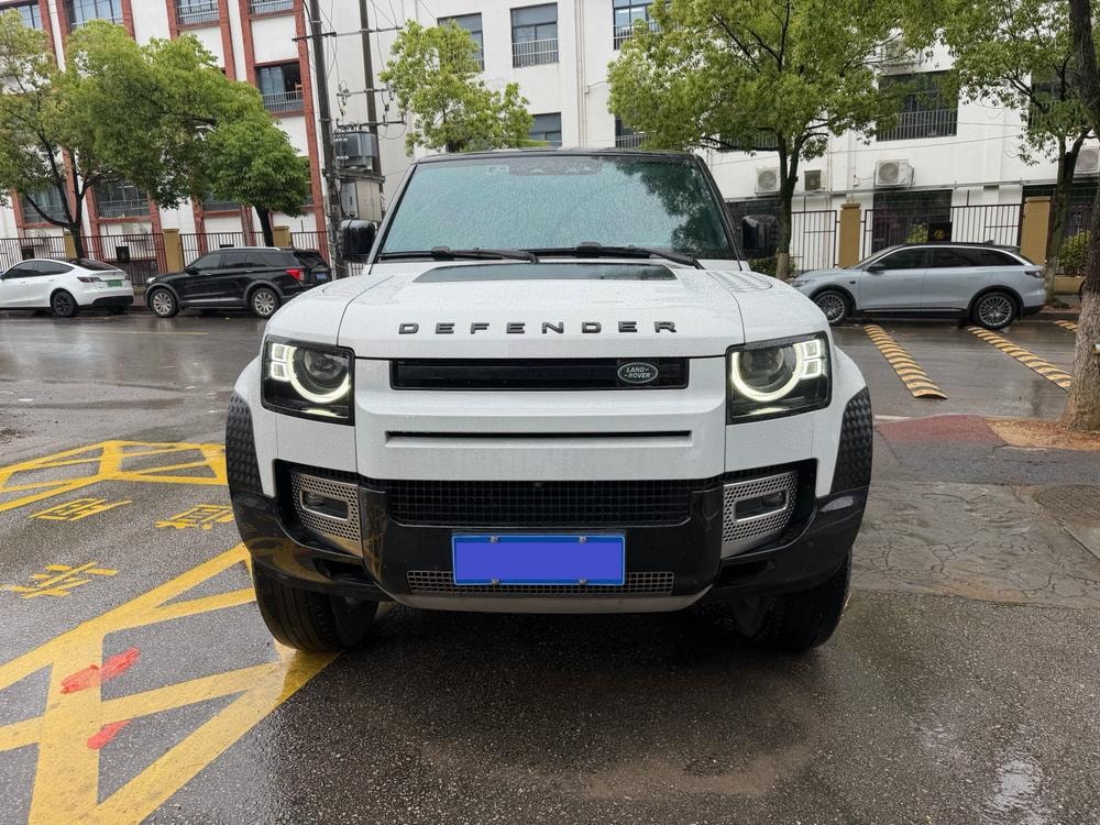 Land Rover Defender 2022 — фото автомобиля
