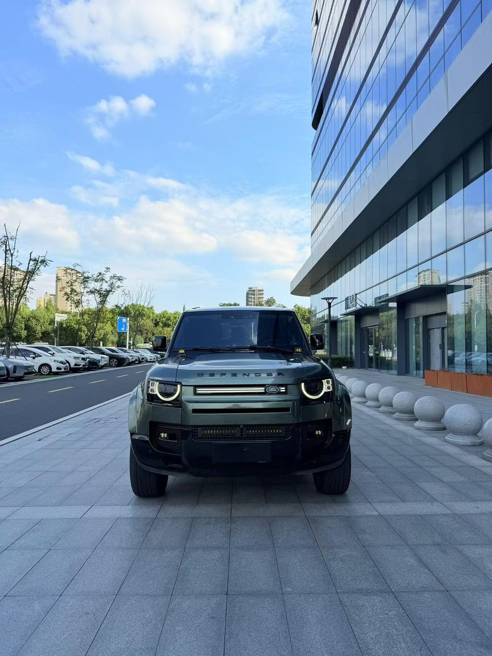 Land Rover Defender 2023 — фото автомобиля