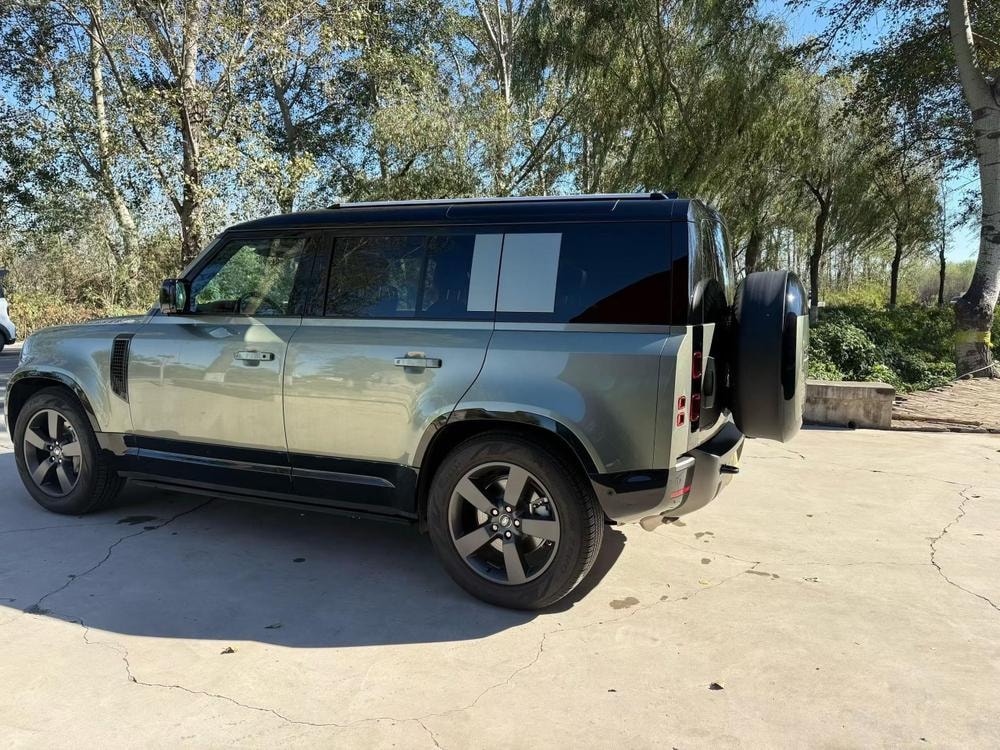 Land Rover Defender 2025 — фото автомобиля