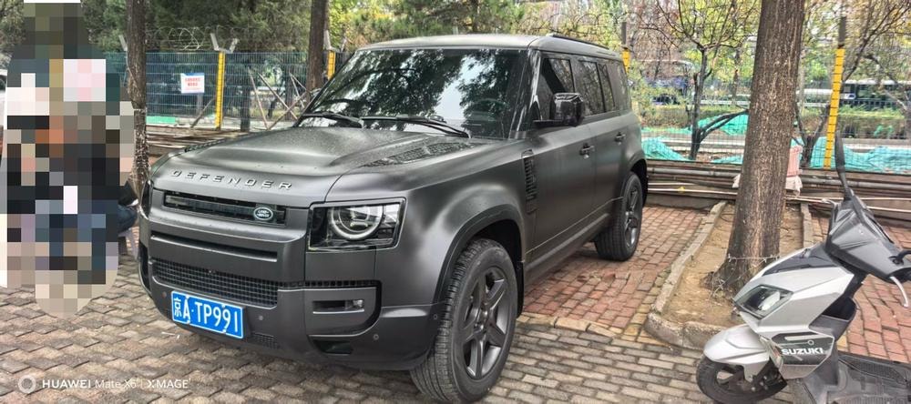 Land Rover Defender 2026 — фото автомобиля 1