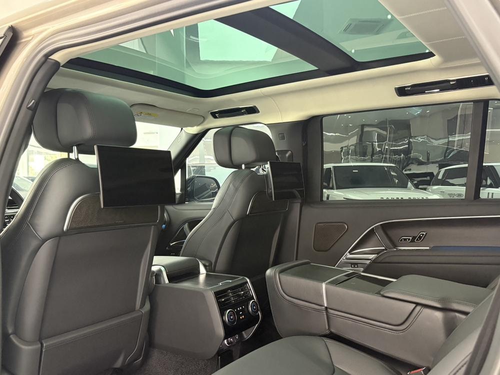 Land Rover Range Rover 2023 — фото автомобиля 1