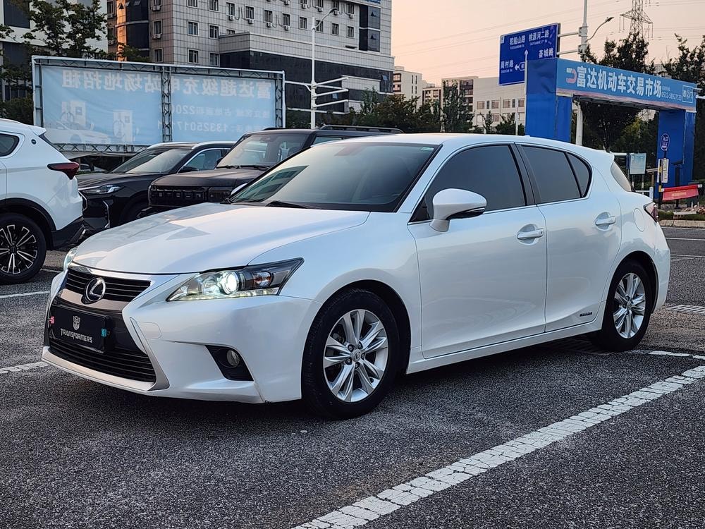 Lexus CT 2014 — фото автомобиля