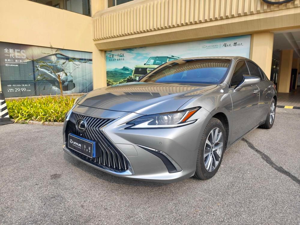 Lexus ES 2018 — фото автомобиля