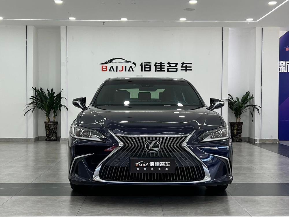 Lexus ES 2020 — фото автомобиля