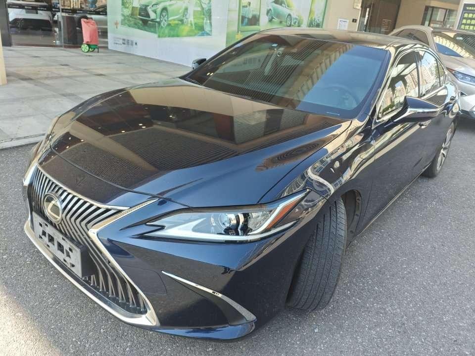 Lexus ES 2018 — фото автомобиля