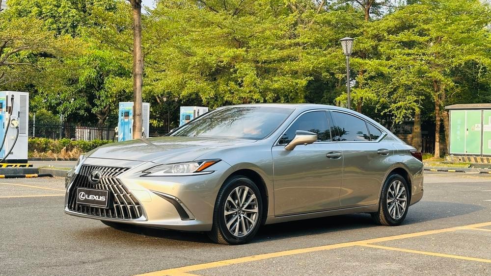 Lexus ES 2023 — фото автомобиля
