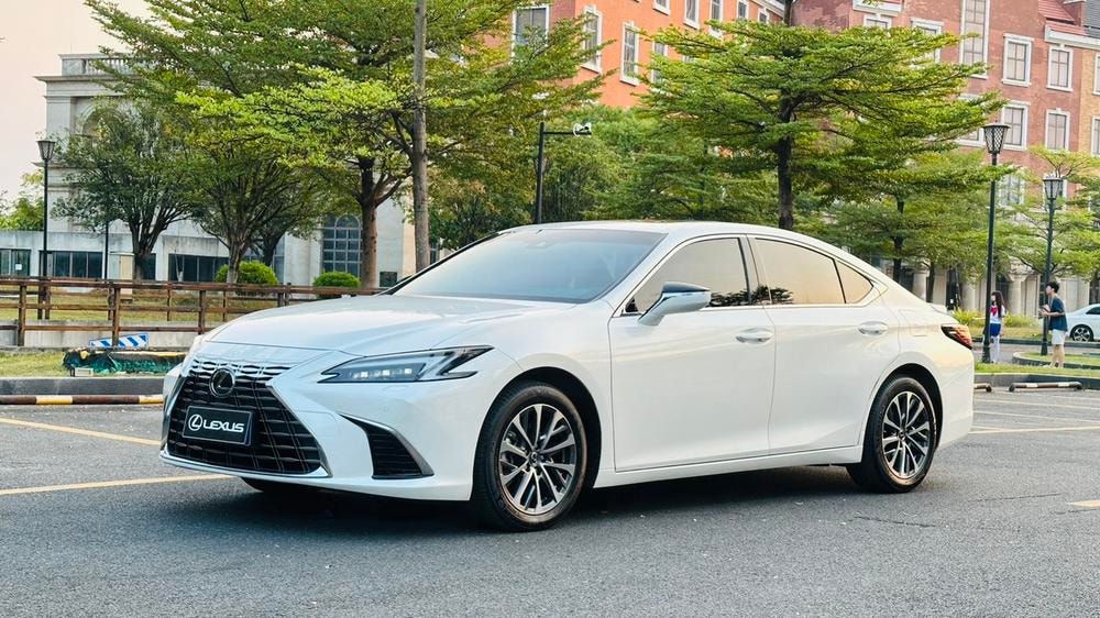 Lexus ES 2025 — фото автомобиля