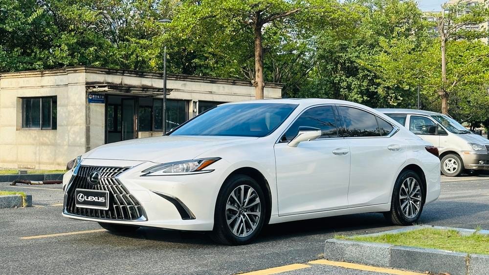 Lexus ES 2021 — фото автомобиля