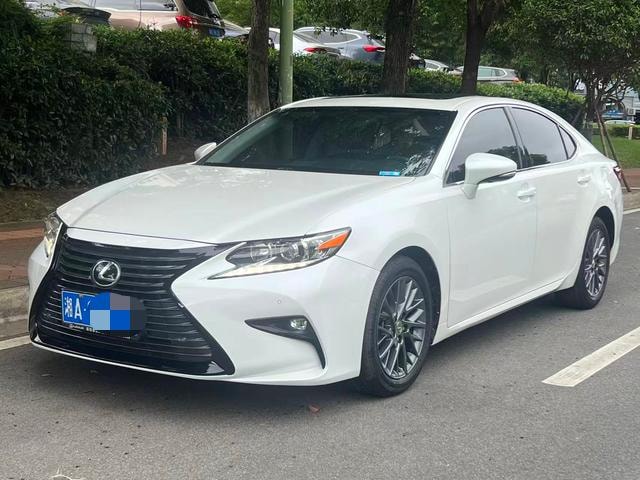 Lexus ES 2017 — фото автомобиля 1