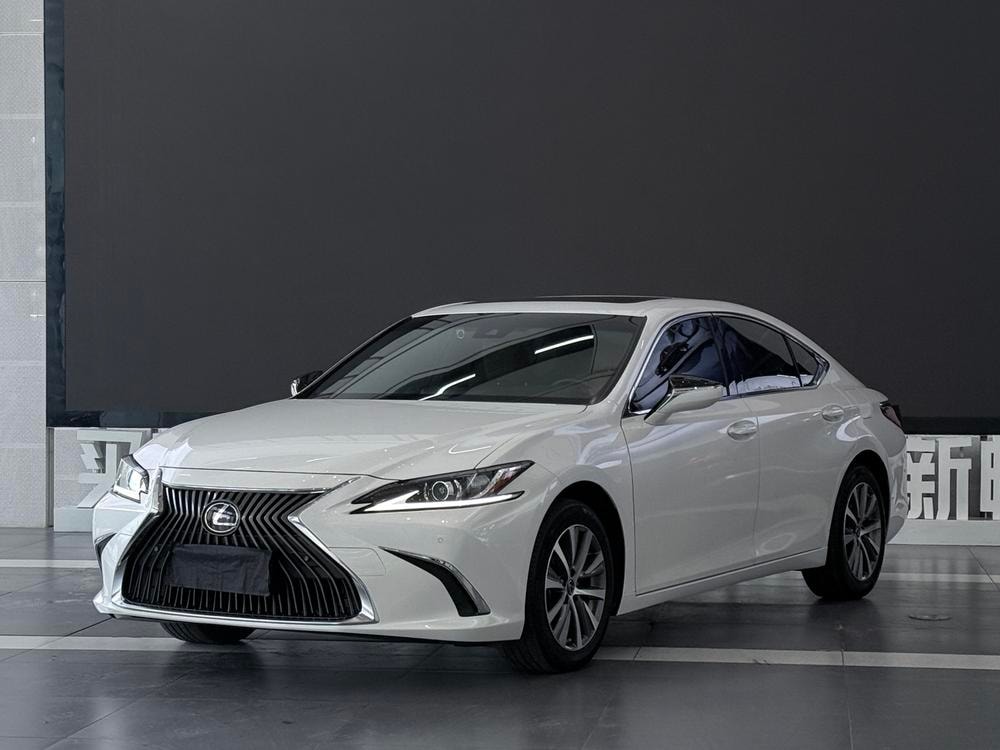 Lexus ES 2020 — фото автомобиля