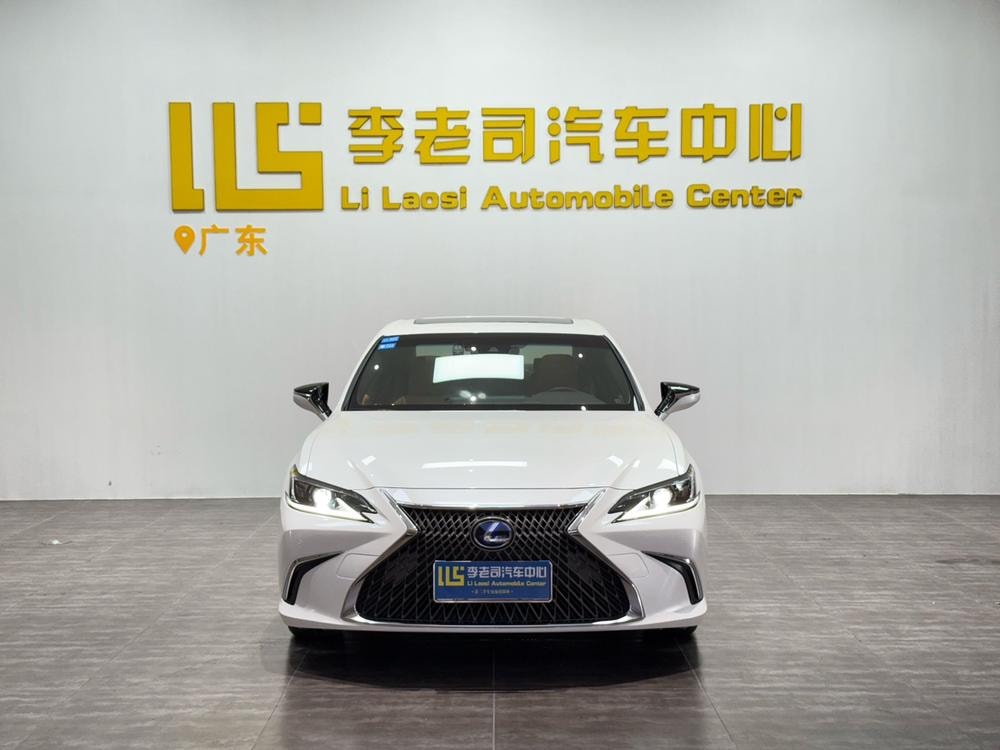 Lexus ES 2020 — фото автомобиля 1