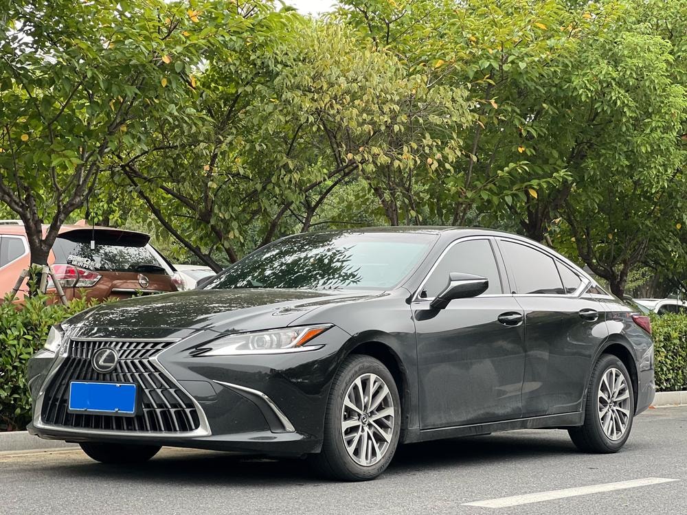 Lexus ES 2021 — фото автомобиля