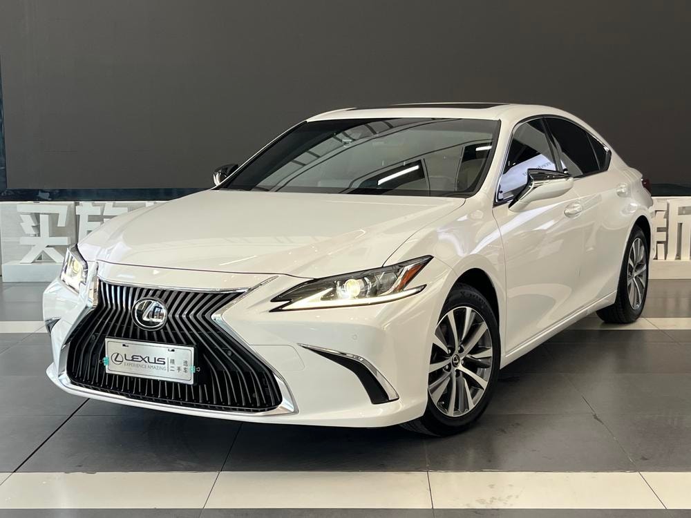 Lexus ES 2020 — фото автомобиля