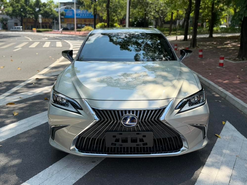 Lexus ES 2018 — фото автомобиля
