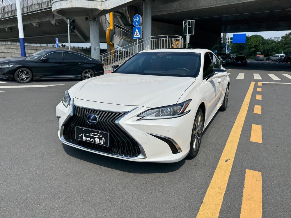 Lexus ES 2020 — фото автомобиля 1