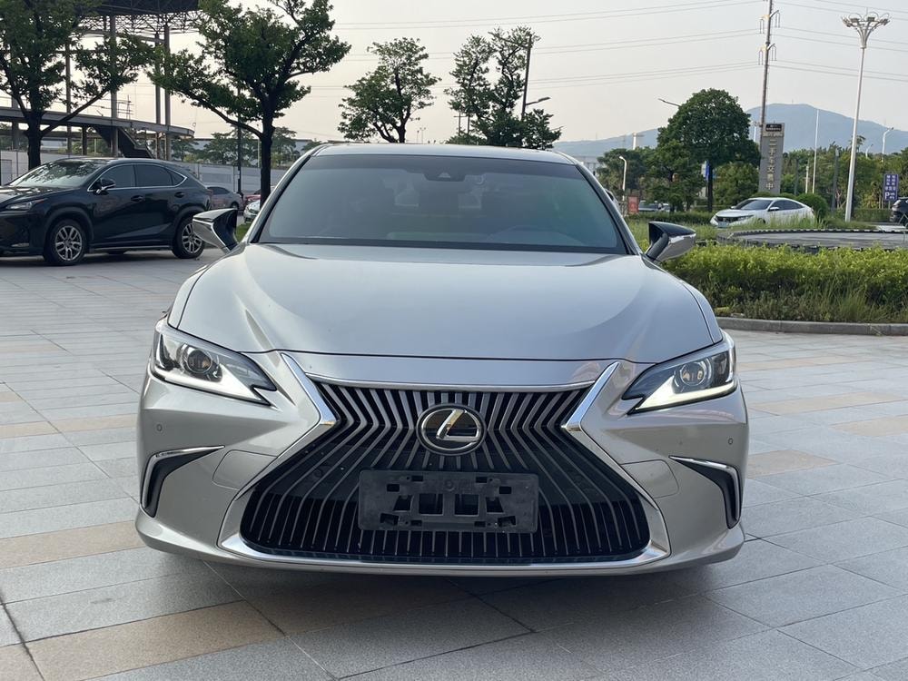 Lexus ES 2020 — фото автомобиля 1