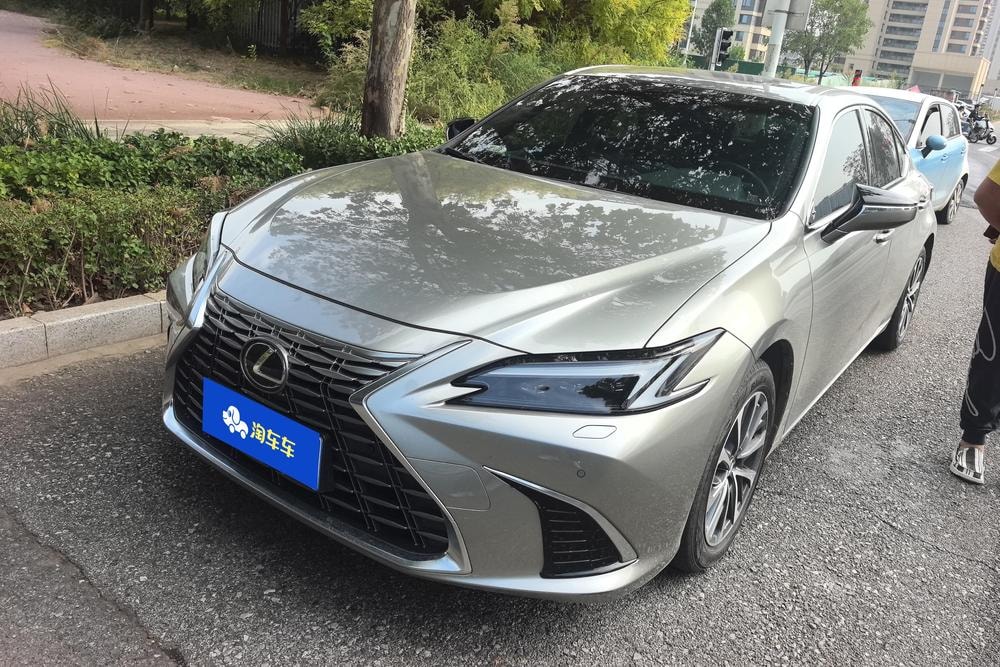 Lexus ES 2025 — фото автомобиля 1