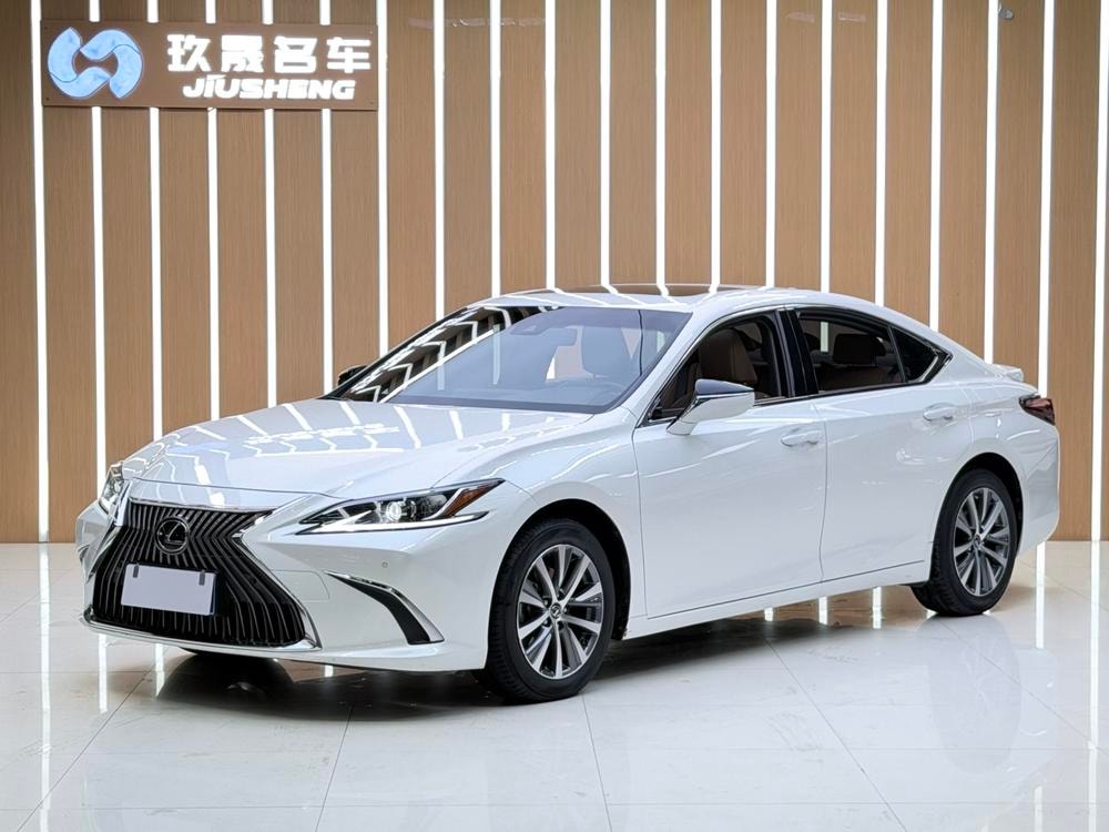 Lexus ES 2020 — фото автомобиля