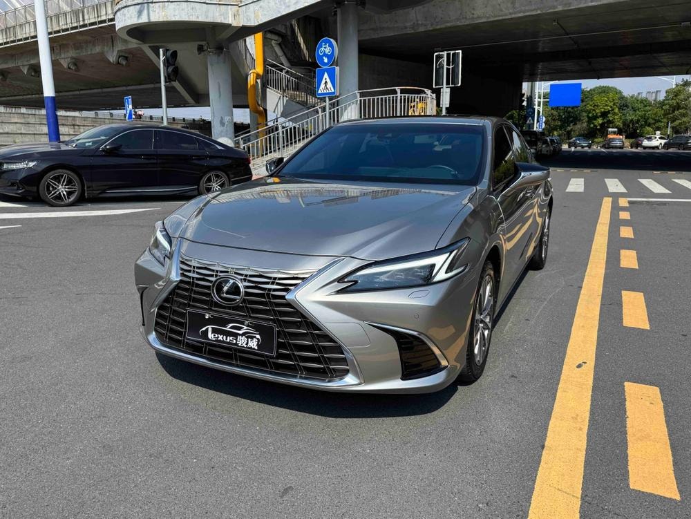 Lexus ES 2025 — фото автомобиля 1