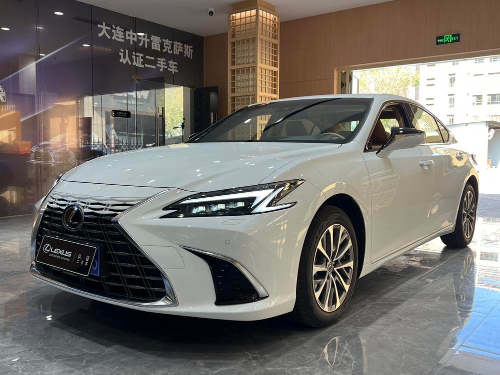 Lexus ES 2025 — фото автомобиля 1