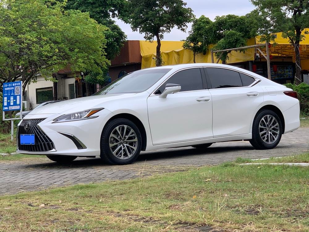 Lexus ES 2022 — фото автомобиля 1