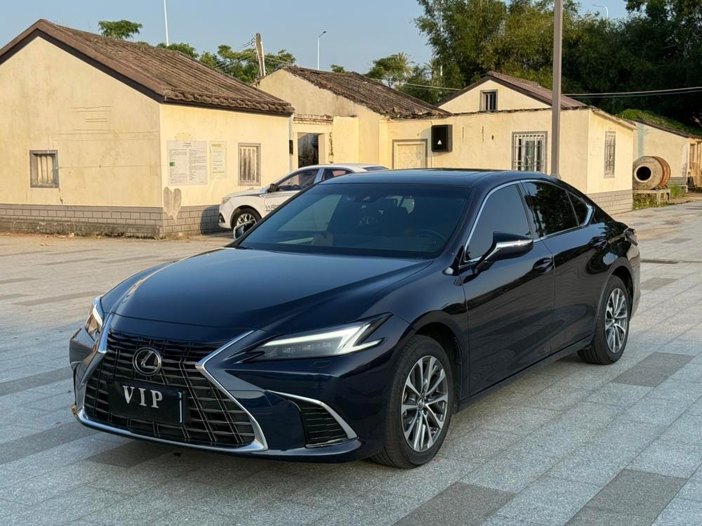 Lexus ES 2025 — фото автомобиля 1