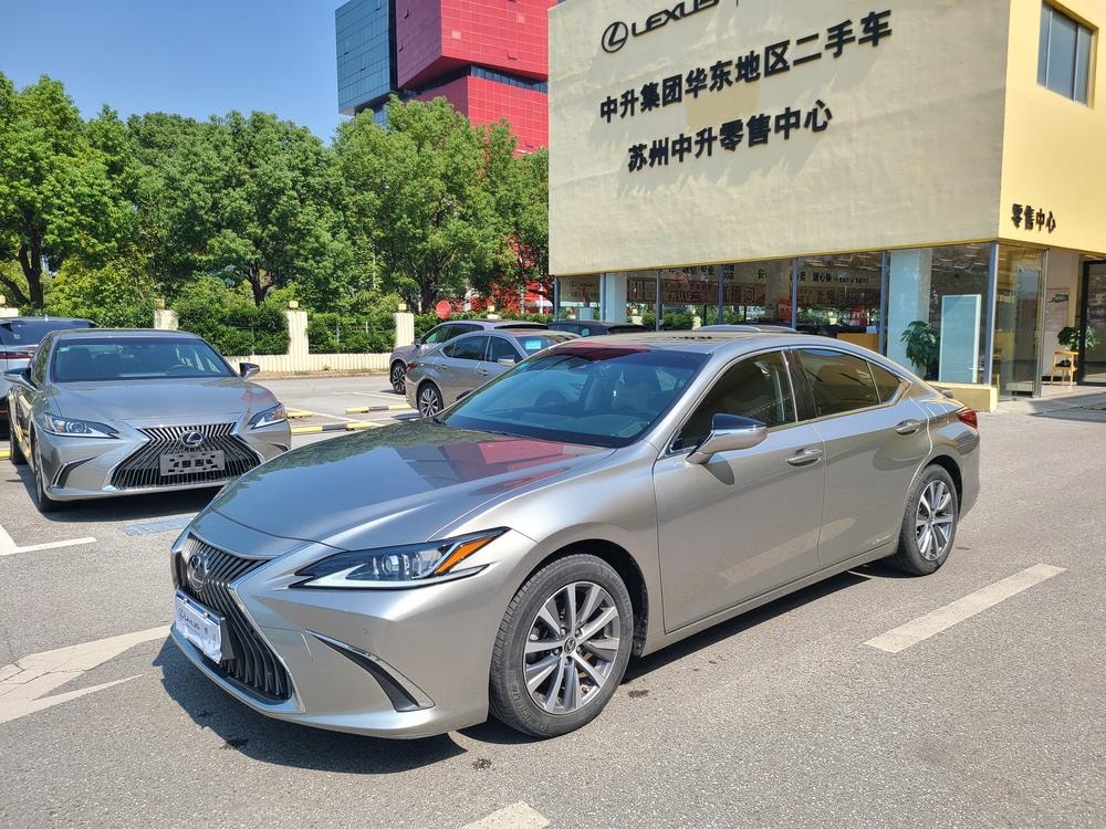 Lexus ES 2020 — фото автомобиля