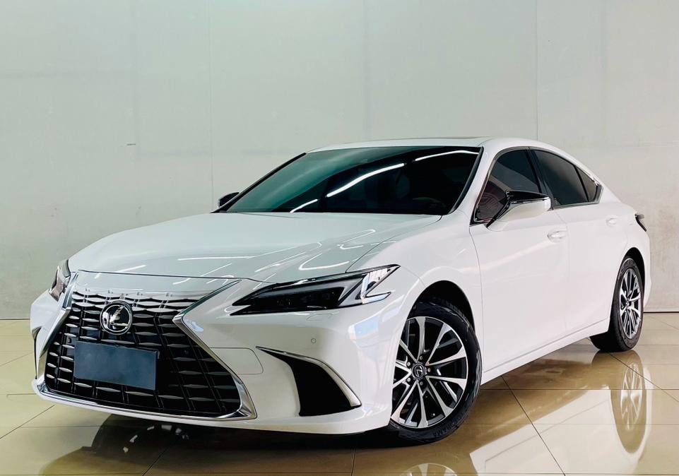 Lexus ES 2025 — фото автомобиля 1