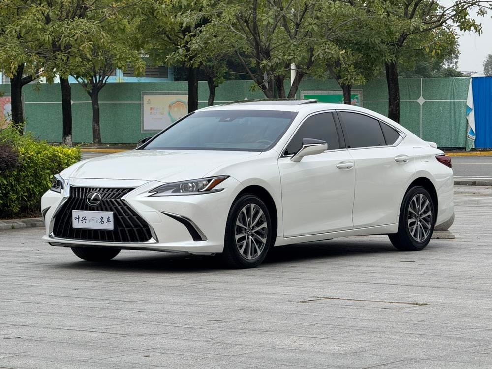 Lexus ES 2022 — фото автомобиля