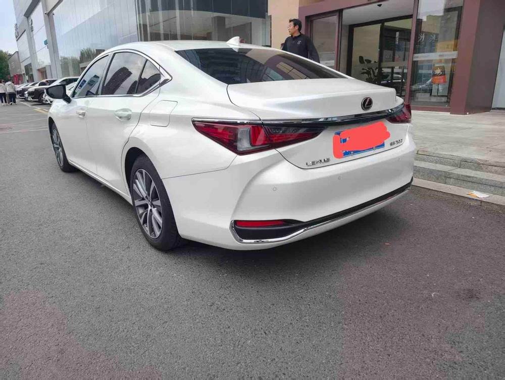 Lexus ES 2020 — фото автомобиля 1