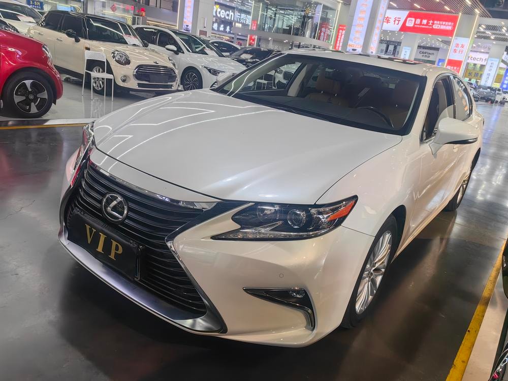 Lexus ES 2016 — фото автомобиля 1