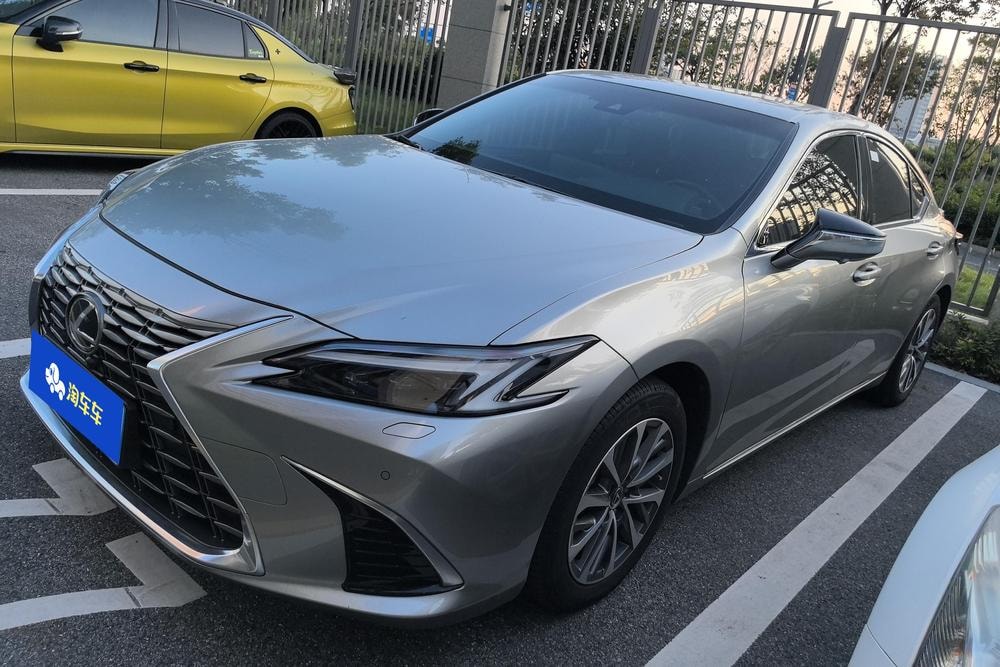 Lexus ES 2025 — фото автомобиля 1