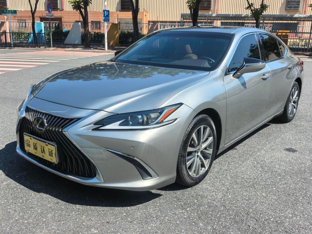 Lexus ES 2020 — фото автомобиля 1